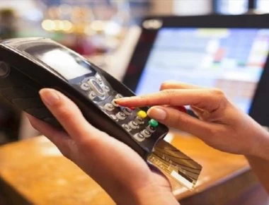 Τα πάνω-κάτω στις συναλλαγές με κάρτα – Αλλαγές σε αφορολόγητο, πληρωμές με μετρητά και έξτρα χαράτσι 22%